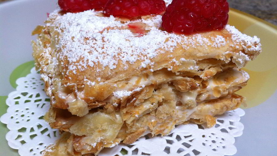 Рецепт слоеных пирожных со сгущенкой