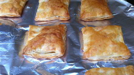 Рецепт слоеных пирожных со сгущенкой