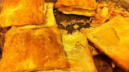 Рецепт слоеных пирожных со сгущенкой