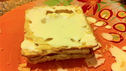 Рецепт слоеных пирожных со сгущенкой