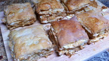 Рецепт слоеных пирожных со сгущенкой