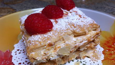 Рецепт слоеных пирожных со сгущенкой