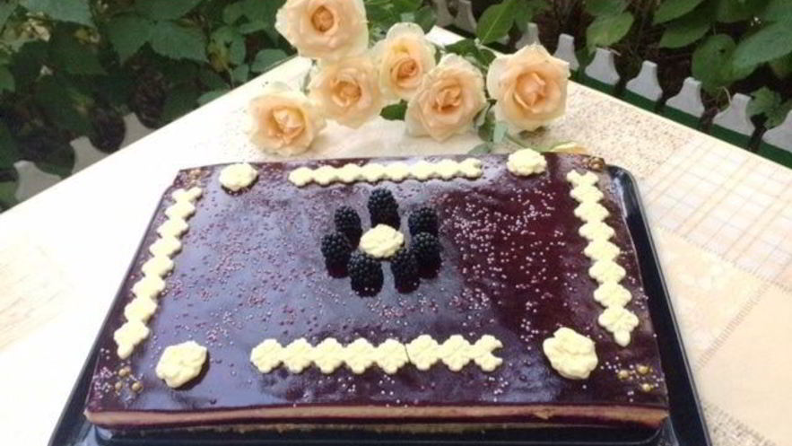 Рецепт торта-пирожного с клубникой и смородиной