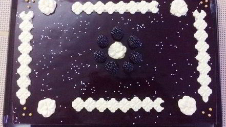 Рецепт торта-пирожного с клубникой и смородиной