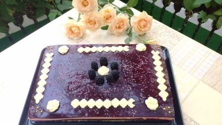 Рецепт торта-пирожного с клубникой и смородиной