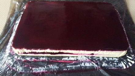 Рецепт торта-пирожного с клубникой и смородиной