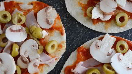 Рецепт Быстрой пиццы с оливками на лепешках