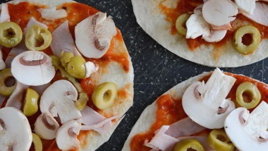 Рецепт быстрой пиццы с оливками на лепешках