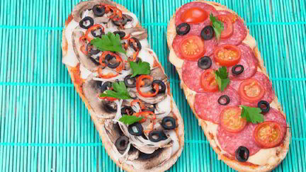 Рецепт Ленивой пиццы с колбасой и грибами