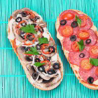 Рецепт Ленивой пиццы с колбасой и грибами