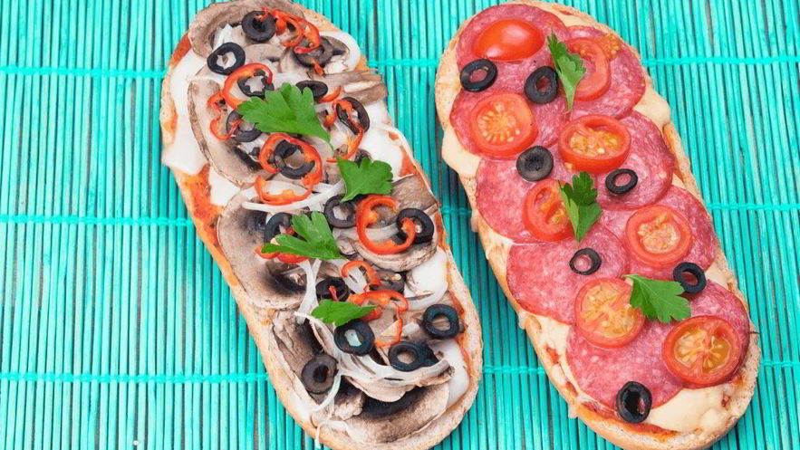 Рецепт ленивой пиццы с колбасой и грибами