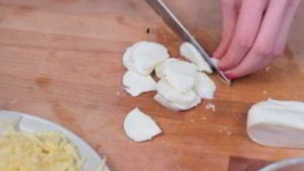 Рецепт ленивой пиццы с колбасой и грибами