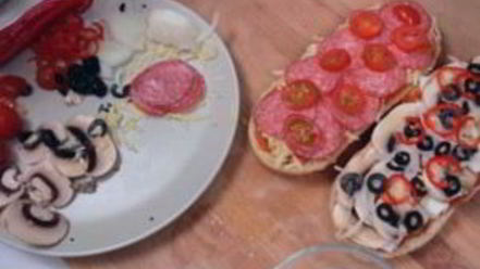 Рецепт ленивой пиццы с колбасой и грибами