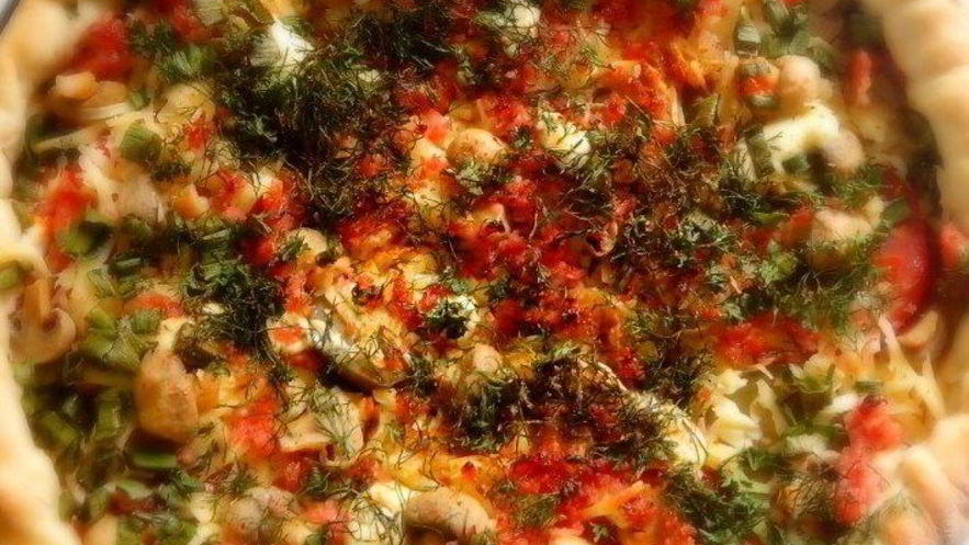 Рецепт летней пиццы с колбасой и овощами