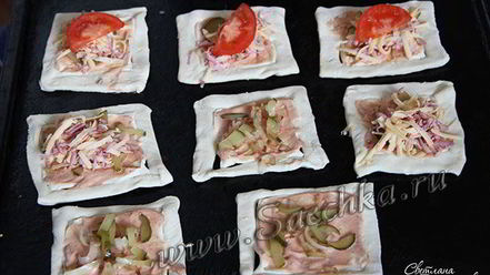 Рецепт мини-пицц из слоеного теста