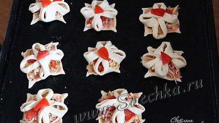 Рецепт мини-пицц из слоеного теста