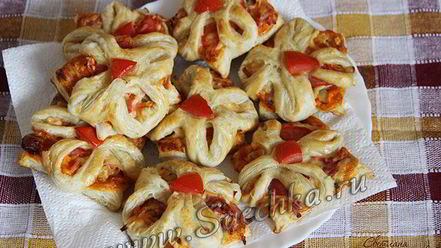 Рецепт мини-пицц из слоеного теста