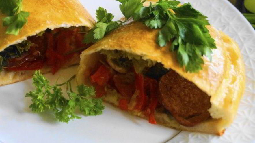 Рецепт пиццы кальцоне с грибами, овощами и сыром джюгас