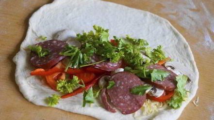 Рецепт пиццы кальцоне с грибами, овощами и сыром джюгас