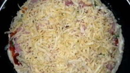 Рецепт пиццы на сковороде с сыром