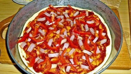 Рецепт пиццы на жидком тесте со свининой, помидорами и перцем