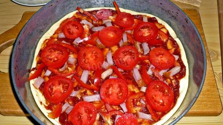 Рецепт пиццы на жидком тесте со свининой, помидорами и перцем
