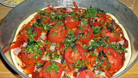 Рецепт пиццы на жидком тесте со свининой, помидорами и перцем