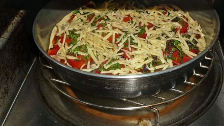 Рецепт пиццы на жидком тесте со свининой, помидорами и перцем