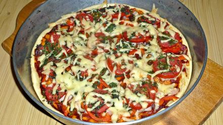 Рецепт пиццы на жидком тесте со свининой, помидорами и перцем