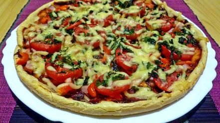 Рецепт пиццы на жидком тесте со свининой, помидорами и перцем