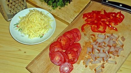 Рецепт пиццы на жидком тесте со свининой, помидорами и перцем