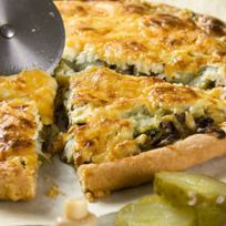 Пицца с грибами и солеными огурцами