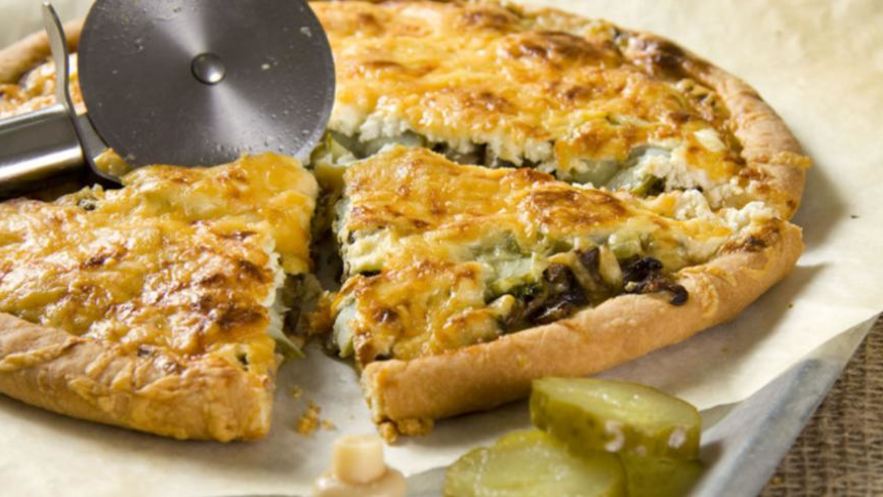 Рецепт пиццы с грибами и солеными огурцами