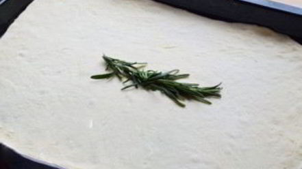 Рецепт пиццы с грибамии и колбасой