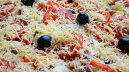 Рецепт пиццы с грибамии и колбасой