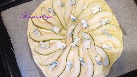 Рецепт пиццы с грушей и горгонзолой