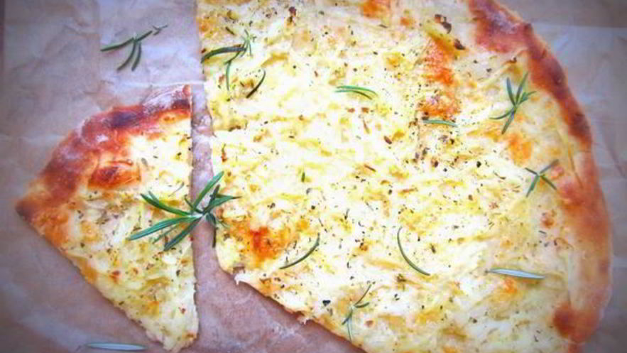 Рецепт пиццы с картофелем и пряными травками