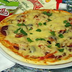 Рецепт Пиццы с колбасой и маринованными огурцами