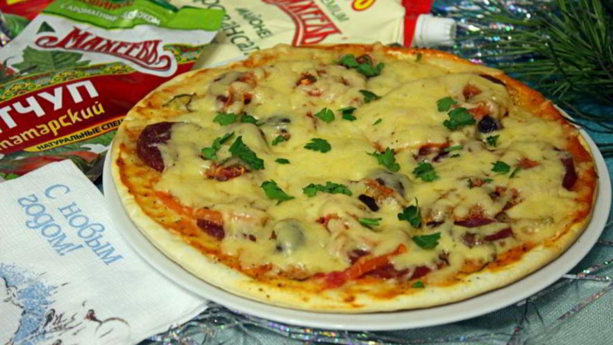 Рецепт пиццы с колбасой и маринованными огурцами