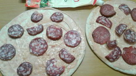 Рецепт пиццы с колбасой и маринованными огурцами