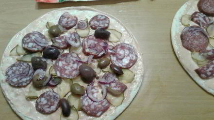 Рецепт пиццы с колбасой и маринованными огурцами