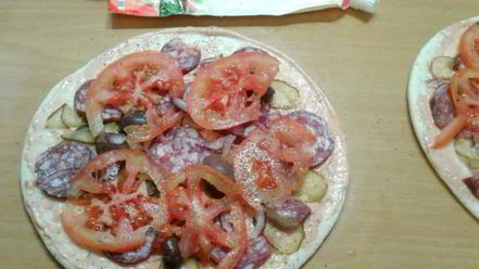 Рецепт пиццы с колбасой и маринованными огурцами