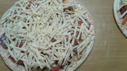 Рецепт пиццы с колбасой и маринованными огурцами