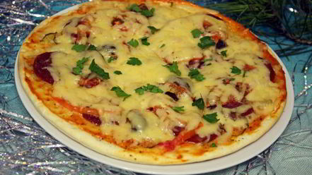 Рецепт пиццы с колбасой и маринованными огурцами