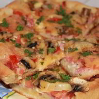 Пицца с колбасой и шампиньонами