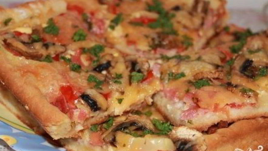 Рецепт пиццы с колбасой и шампиньонами