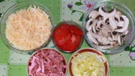Рецепт пиццы с колбасой и шампиньонами