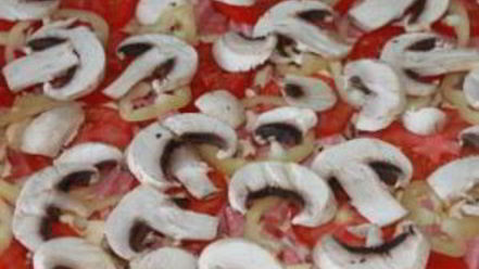 Рецепт пиццы с колбасой и шампиньонами