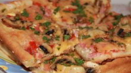 Рецепт пиццы с колбасой и шампиньонами