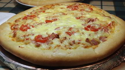 Рецепт Пиццы с колбасой и сыром из дрожжевого теста